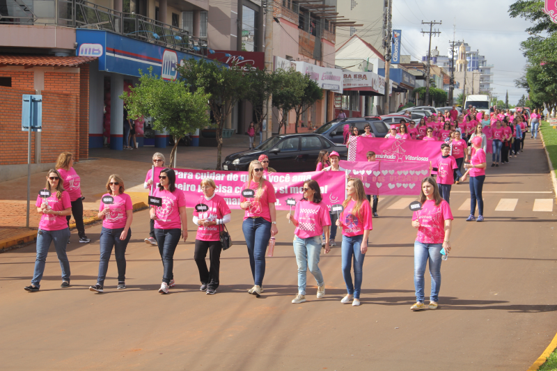 Caminhada 'Outubro Rosa' reuniu centenas de pessoas nas ruas de Três de Maio